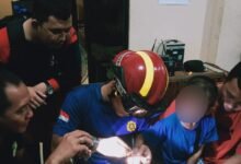 Petugas Damkar Bantu Anak 5 Tahun yang Jarinya Terjepit Tutup Botol