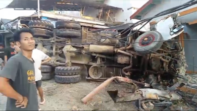 Truk Molen Oleng dan Tabrak Truk, Rumah Warga Sikui Ringsek