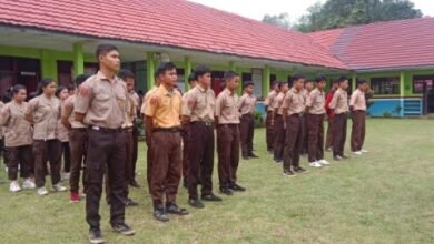 Babinsa Koramil 10/Tanah Siang Latih PBB Pramuka SMAN 1 Saripoi