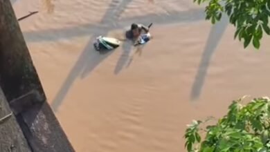 Pengendara Motor Tercebur Sungai Akibat Jembatan Rusak