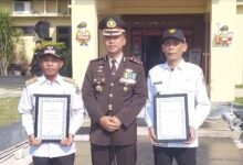 Kapolres Kapuas Serahkan Penghargaan kepada Dua Kepala Desa