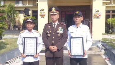 Kapolres Kapuas Serahkan Penghargaan kepada Dua Kepala Desa