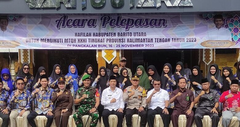 Pj Bupati Barito Utara, Drs. Muhlis, melakukan foto bersama dengan kontingen Kafilah Barito Utara.(foto:Diskominfo)