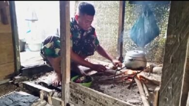 Babinsa Masuk Dapur, Bantu Keluarga Kurang Mampu