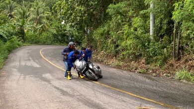 Pengendara Motor Terjatuh Akibat Jalan Licin, Disdamkarmat  Lakukan Penyemprotan