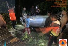 Mobil Terperosok Masuk Parit di Simpang Longo, Muara Teweh