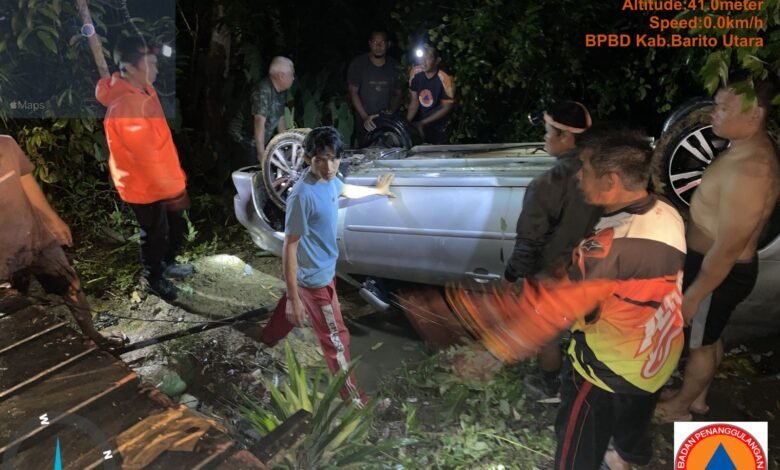 Petugas BPBD dan warga gotong royong mengevakuasi Mobil yang terperosok dan terbalik di simpang longo, Muara Teweh