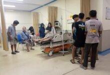 Pengendara Motor Tabrak Gundukan Tanah di Pinggir Jalan, Tangan Patah