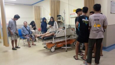 Pengendara Motor Tabrak Gundukan Tanah di Pinggir Jalan, Tangan Patah