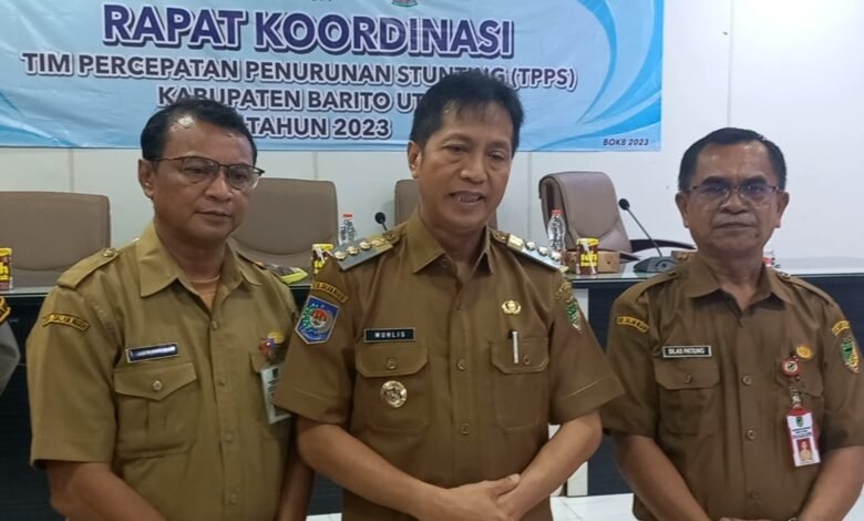 Pj. Bupati Barito Utara, Drs. Muhlis didampingi Plt. Sekda, Drs. Jufriansyah dan Kepala Disdalduk KBP3A, Silas Patiung, S.Si, Apt saat diwawancarai wartawan.(foto:ist)