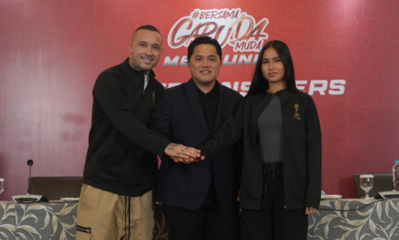 Ketua PSSI Erick Thohir bersama Radja Nainggolan dan Sabreena Dressler