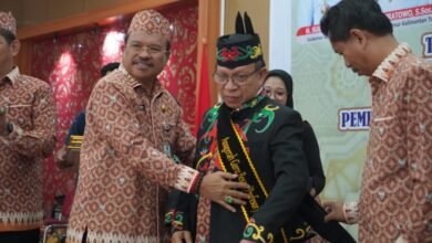 15 Profesor/Guru Besar Bakumpai Terima Penghargaan