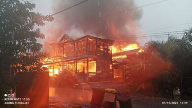 Kebakaran Melahap 5 Rumah di Nanga Bulik, Warga Panik