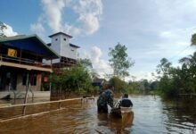 Banjir Rendam 150 Rumah di Batu Tuhup, Babinsa Bantu Evakuasi Warga