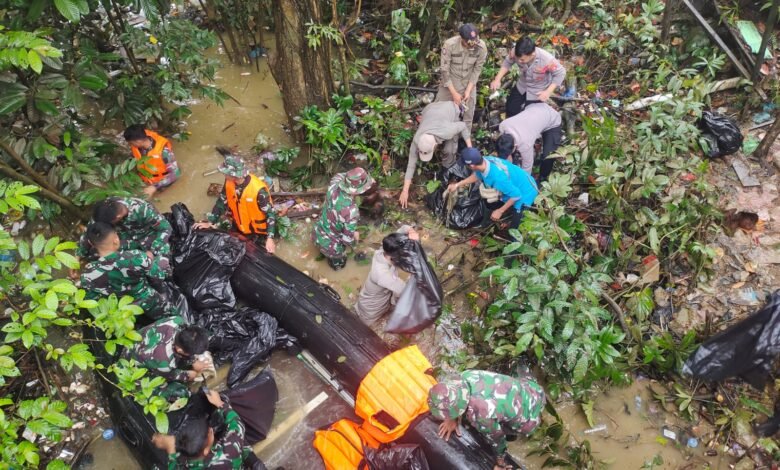 Puluhan prajurit TNI dan personil gabungan dikerahkan membersihkan Sungai Butong dan Pasar Pendopo Muara Teweh.(Dok: IST)