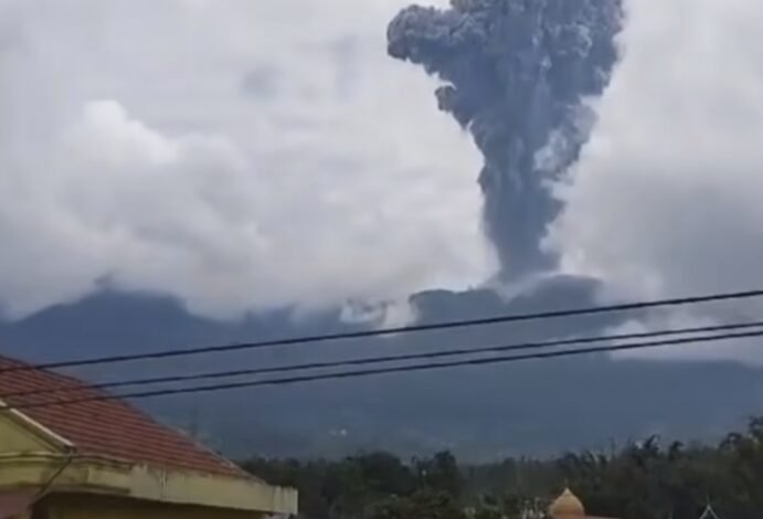Erupsi Gunung Marapi, 11 Pendaki Tewas dan 12 Hilang Erupsi Gunung Marapi, 11 Pendaki Tewas dan 12 Hilang