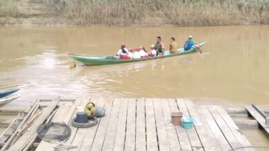 TNI Peduli Pendidikan, Babinsa Antar Anak Sekolah Seberangi Sungai