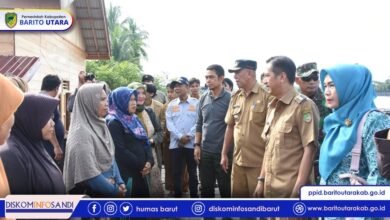 Pj Bupati Barito Utara Tinjau Lokasi Banjir, Serahkan Bantuan dan Imbau Warga Jaga Kesehatan