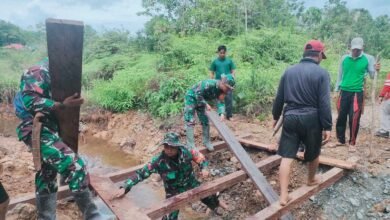 Babinsa Sungai Babuat Bantu Warga Bangun Jembatan Penghubung