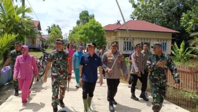 Kodim 1013/Mtw Bersama Pemerintah Daerah dan Instansi Terkait Gelar Bakti Sosial di Lokasi Banjir