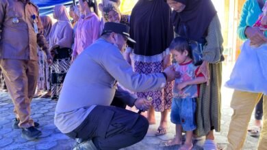 Kapolres Barito Utara Salurkan Bantuan Sosial ke Warga Jambu