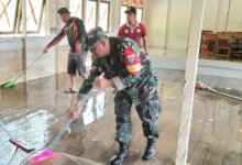 Babinsa Murung Bersih-bersih Sekolah Pasca Banjir