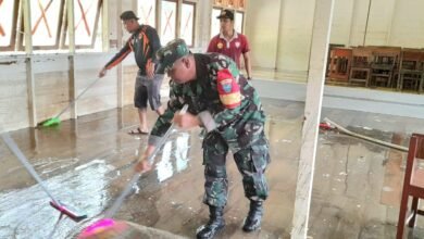Babinsa Murung Bersih-bersih Sekolah Pasca Banjir