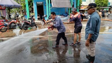 Banjir Surut, Warga dan Petugas BPBD Gotong Royong Bersihkan Lumpur