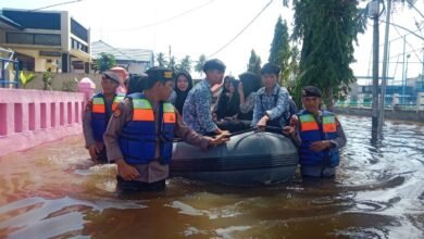 Banjir di Barito Utara Tak Hambat Anak Sekolah Menimba Ilmu