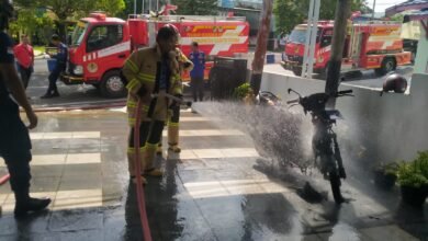 Sepeda Motor Terbakar di Depan Toko Sembako