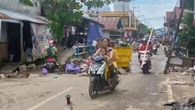 Sampah Berserakan Usai Banjir di Muara Teweh