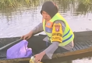 Pakai Klotok, Polwan Cantik Bersihkan Sampah di Sungai Pasca Banjir