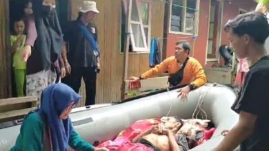 Evakuasi Warga Sakit dan Ibu Baru Lahir Ditengah Banjir