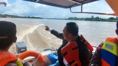 Kapolres Barsel Turun Langsung Cari Korban Tenggelam di DAS Barito