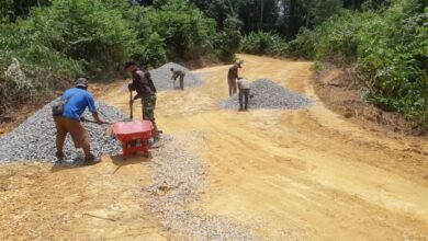 Warga Antusias Bantu Satgas TMMD Bangun Jalan Baru di Jingah