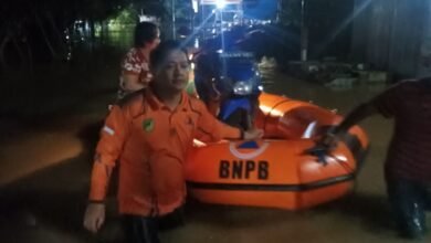 Banjir di Desa Kandui terus Naik, Tim BPBD Fokus Evakuasi Warga