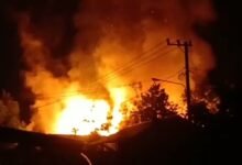 Hujan Tak Mampu Hentikan Amukan Api, Dua Rumah di Jingah Ludes Terbakar Hujan Tak Mampu Hentikan Amukan Api, Dua Rumah di Jingah Ludes Terbakar