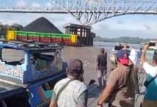 Video Amatir Terekam Detik-detik Menegangkan Tongkang Batubara Seruduk Jembatan Pangulu Iban