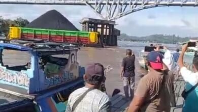 Video Amatir Terekam Detik-detik Menegangkan Tongkang Batubara Seruduk Jembatan Pangulu Iban