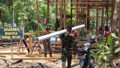 TNI dan Warga Gotong Royong Renovasi RTLH di TMMD 119