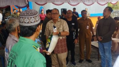 Pemprov Kalteng dan H. Gogo Purman Jaya Berbagi Kebahagiaan, Berikan Beras Gratis di Barito Utara
