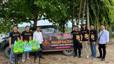 Macan Barut Beraksi, Bagikan Ratusan Takjil Ramadhan kepada Warga