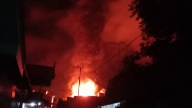 Kebakaran Hebat di Desa Pendreh, 3 Rumah Hangus