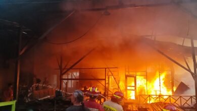 Gudang Kayu di Jalan Bukit Hijau Terbakar, Api Dipadamkan dalam 30 Menit