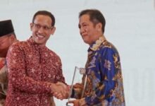 Dedikasi Tinggi Dalam Pelestarian Bahasa Daerah, Pemkab Barito Utara Terima Penghargaan dari Mendikbud Ristek