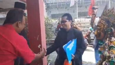 Diantar 2 Penari Topeng, Tokoh Budayawan Jati Duwur Jombang Daftar Bacabup di PDI-P