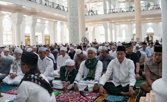 Pj Bupati Barito Utara Shalat Id di Masjid Islamic Center