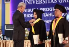 Ivo Sugianto Sabran Raih Gelar Master of Arts dari UGM