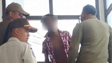 Kacau! Pria Diduga ODGJ di Pertokoan Barito Permai Ngamuk Lempari Pengunjung dengan Batu dan Besi