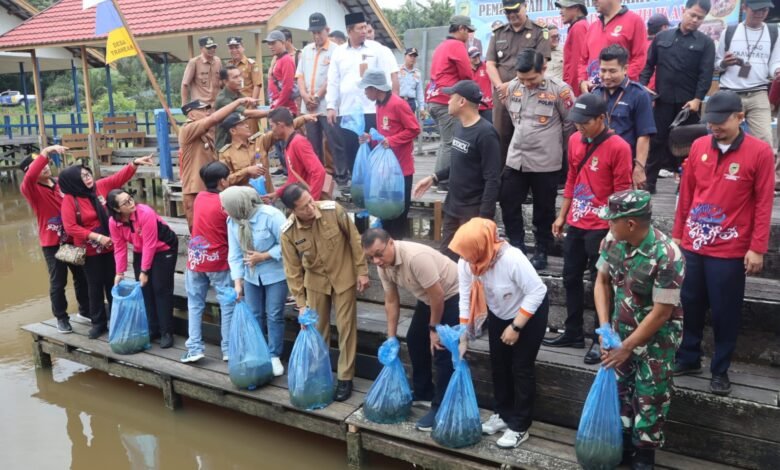 Dandim 1013/Mtw Dukung Kelestarian Lingkungan dengan Restocking Benih Ikan di Barito Utara